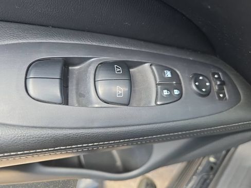 Used 2018 Nissan Pathfinder SV AWD/4WD image 29