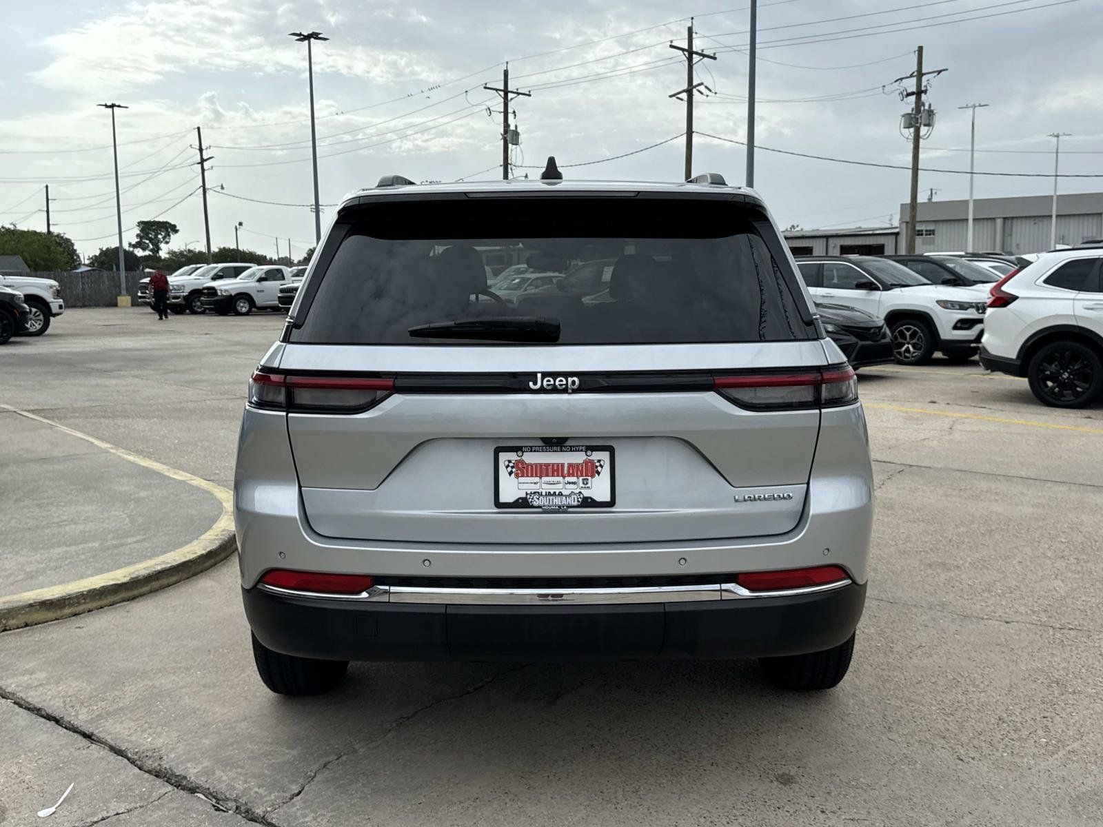 Used 2024 Jeep Grand Cherokee Laredo RWD image 6