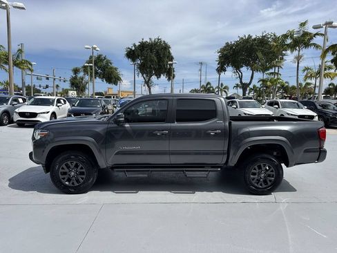Used 2022 Toyota Tacoma SR5 RWD image 11