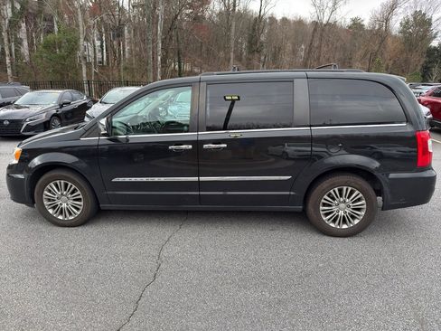 Used 2014 Chrysler Town & Country Touring-L w/ Driver Convenience Group image 8