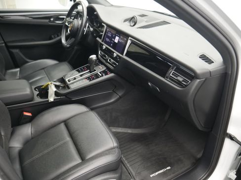 Certified 2023 Porsche Macan AWD/4WD image 25