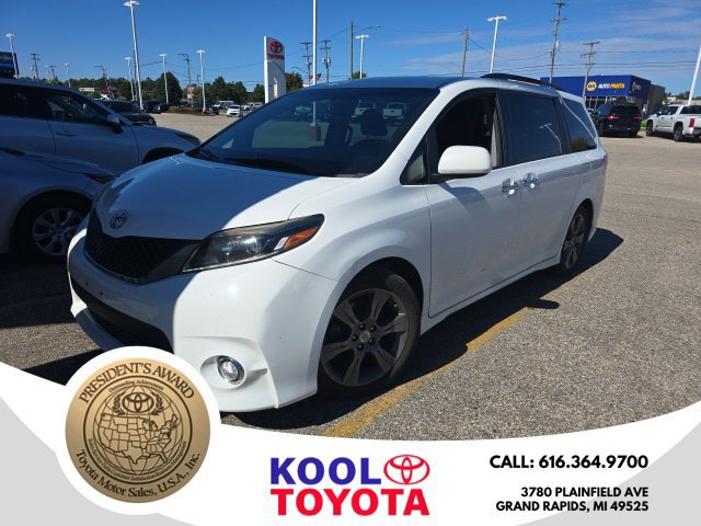 Used 2016 Toyota Sienna SE FWD image 1