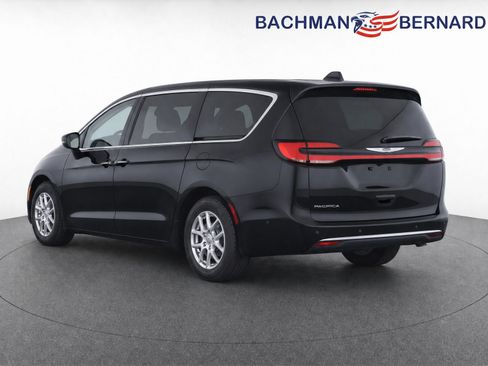 Used 2023 Chrysler Pacifica Touring-L FWD image 5