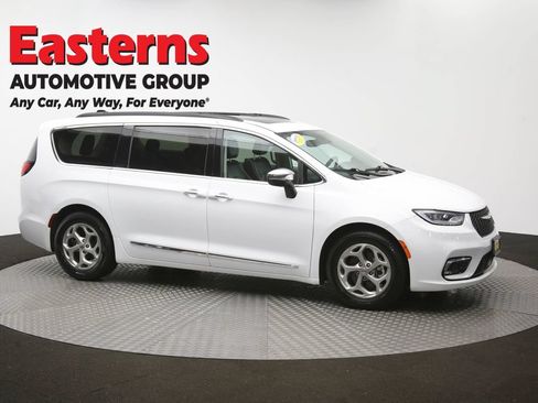 Used 2023 Chrysler Pacifica Limited FWD image 50