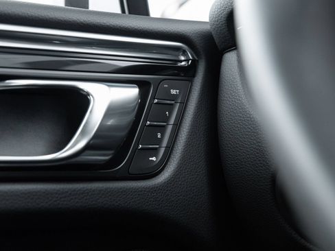 Certified 2026 Porsche Macan AWD/4WD image 18