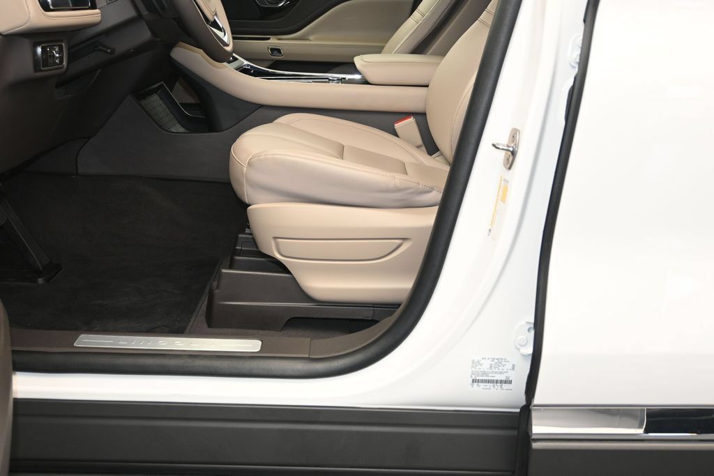 Used 2024 Lincoln Aviator 2WD w/ Premium Package image 22