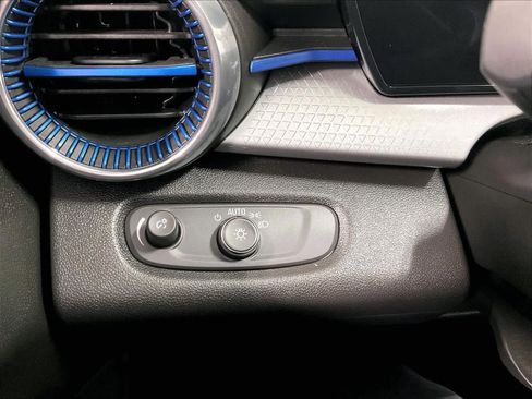 Used 2025 Chevrolet Trax LT w/ LT Convenience Package image 26