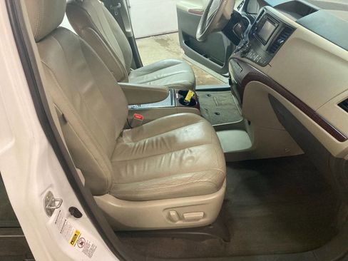 Used 2014 Toyota Sienna XLE image 5