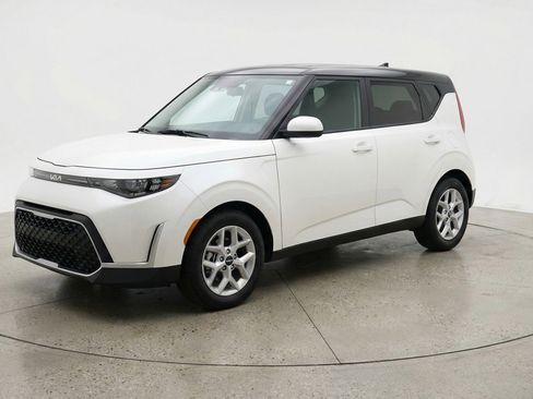 Used 2025 Kia Soul LX w/ LX Technology Package image 2