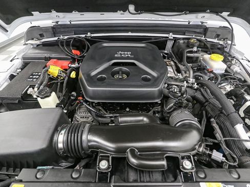 Used 2022 Jeep Wrangler Unlimited Sahara w/ LED Lighting Group AWD/4WD image 16