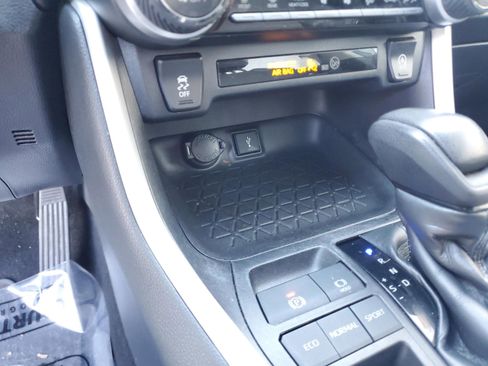 Used 2020 Toyota RAV4 XLE image 22