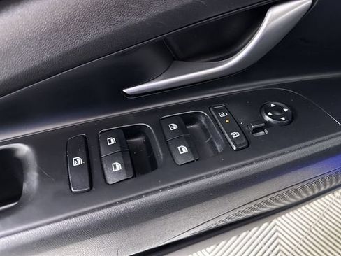 Used 2025 Hyundai Elantra Limited FWD image 24