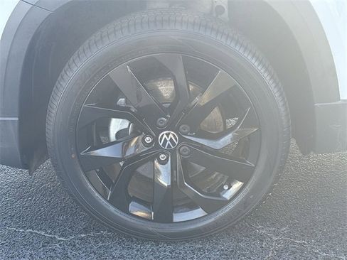 Used 2022 Volkswagen Taos SE image 11