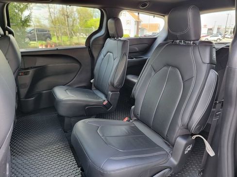 Certified 2021 Chrysler Pacifica Touring-L w/ S Appearance Package image 21