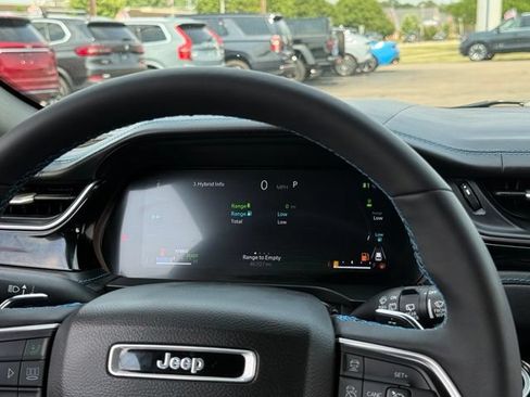 Used 2022 Jeep Grand Cherokee Trailhawk w/ Luxury Tech Group III AWD/4WD image 8