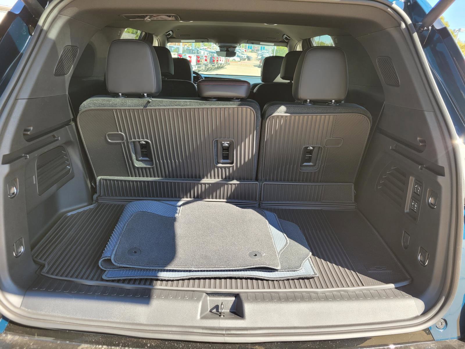 New 2027 Chevrolet Traverse RS w/ LPO, Floor Liner Package FWD image 7