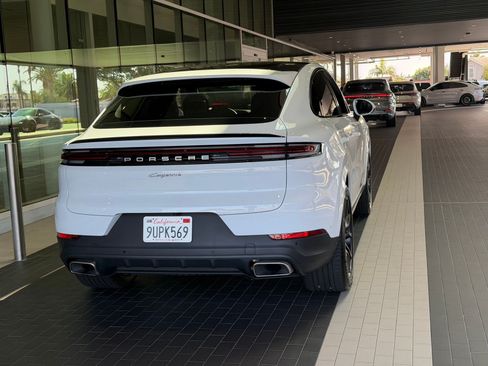 Certified 2025 Porsche Cayenne E-Hybrid Coupe AWD/4WD image 11