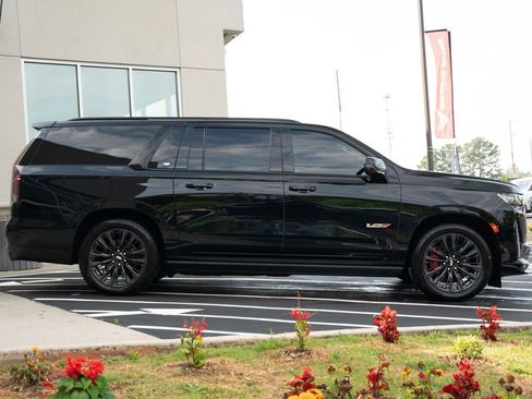 Used 2023 Cadillac Escalade ESV V w/ LPO, ONYX Package AWD/4WD image 10
