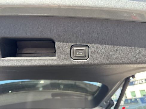 Used 2025 GMC Acadia Elevation image 31