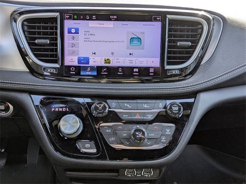 Used 2021 Chrysler Pacifica Touring w/ S Appearance Package image 12