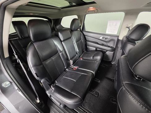 Used 2018 Nissan Pathfinder Platinum AWD/4WD image 17