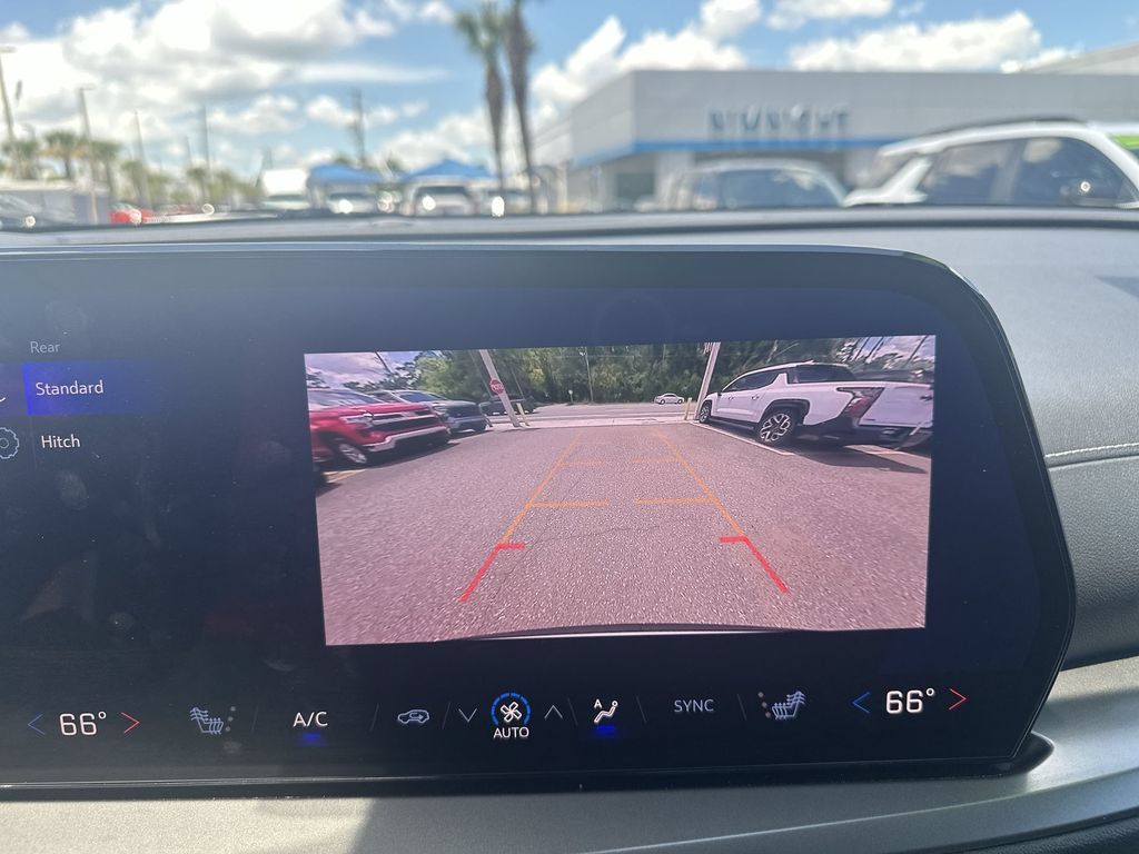 Used 2025 Chevrolet Traverse LT FWD image 24