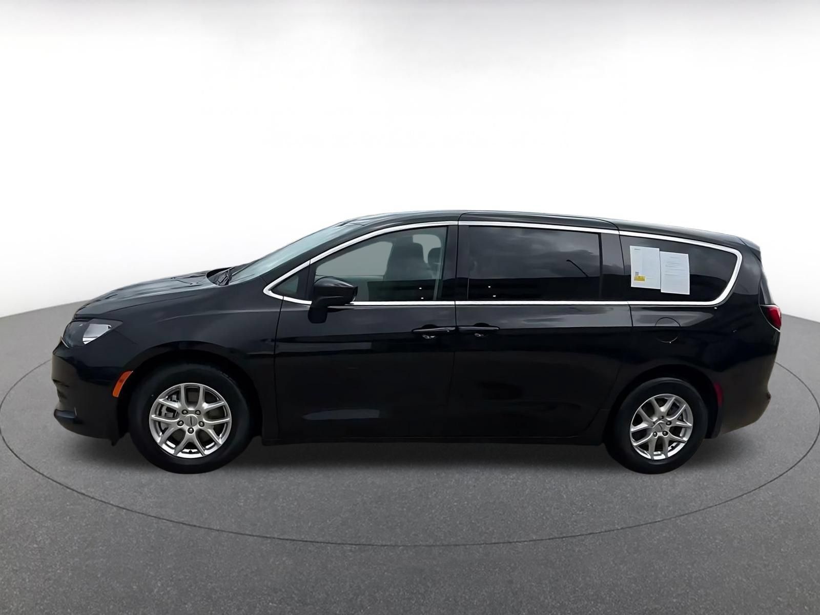 Used 2023 Chrysler Voyager LX FWD image 8