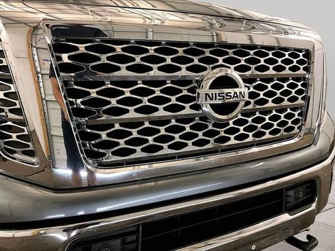 Used 2018 Nissan Titan SL w/ Chrome Package AWD/4WD image 29