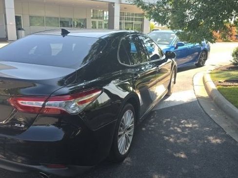 Used 2019 Toyota Camry XLE FWD image 5