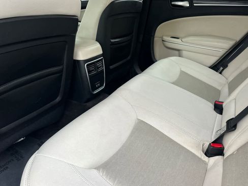 Used 2018 Chrysler 300 Touring w/ Chrome Appearance Package image 4