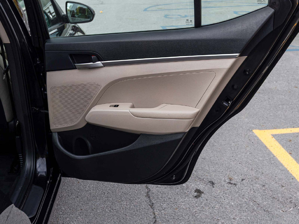 Used 2020 Hyundai Elantra SE FWD image 15