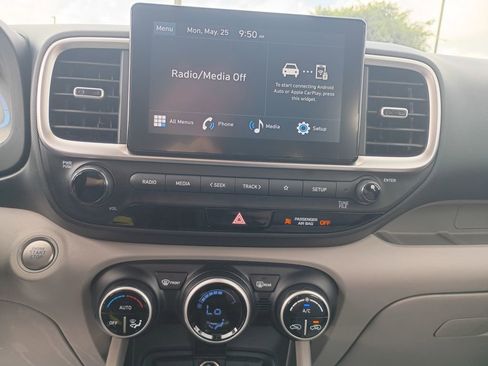 Used 2025 Hyundai Venue SEL FWD image 16