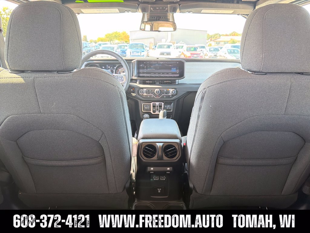 Used 2026 Jeep Wrangler Unlimited Sahara AWD/4WD image 30
