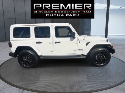 Used 2025 Jeep Wrangler Unlimited Sahara AWD/4WD image 9