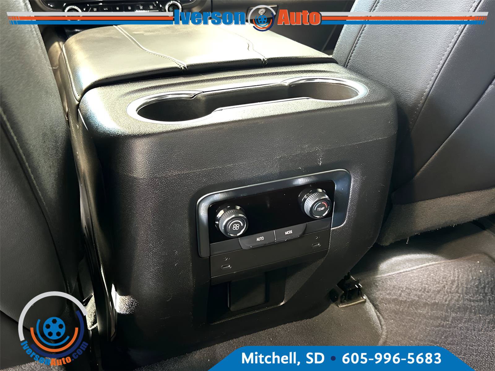 Used 2025 Chevrolet Suburban Z71 AWD/4WD image 30