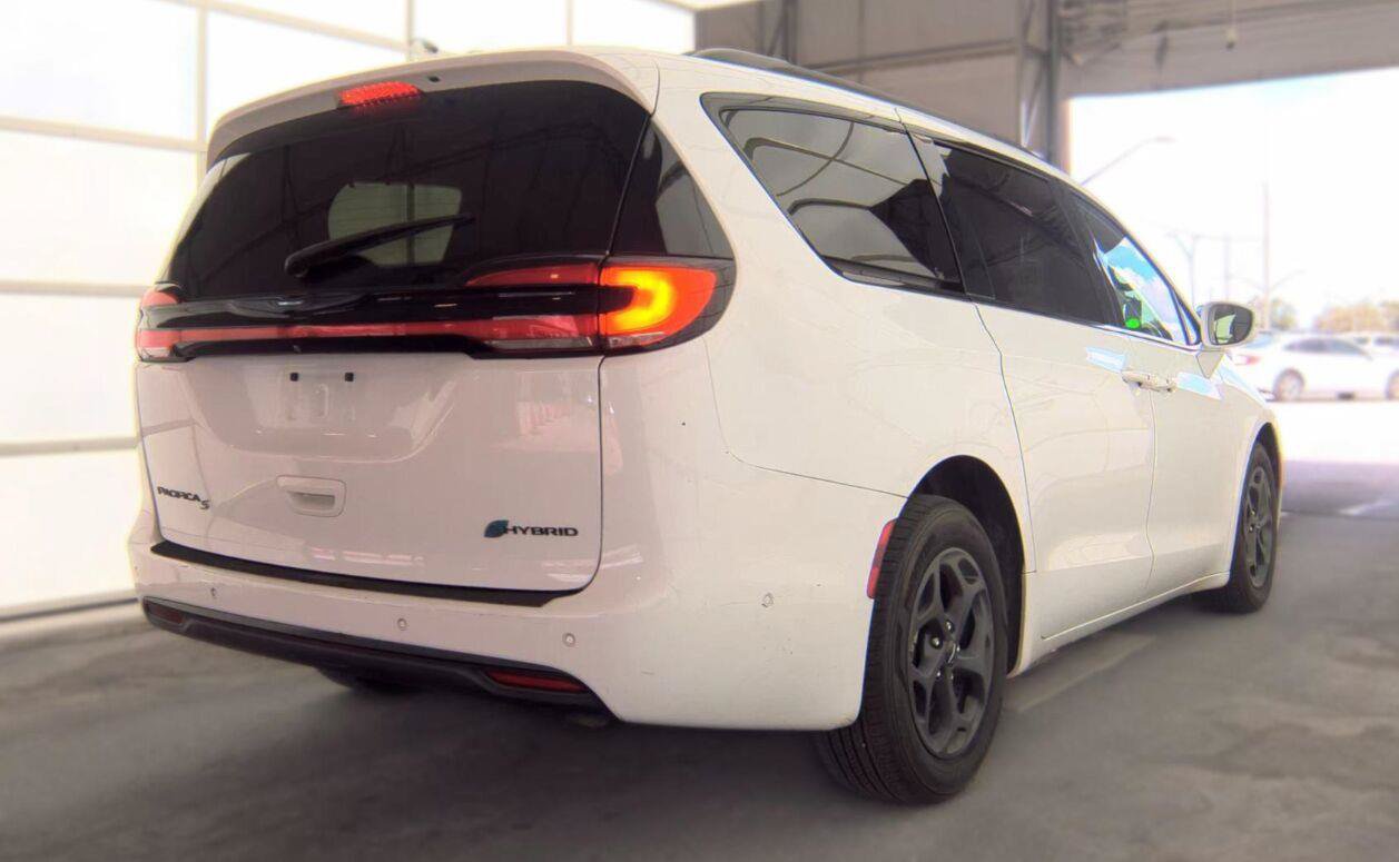 Used 2021 Chrysler Pacifica Touring-L w/ Uconnect Theater Family Group FWD image 2