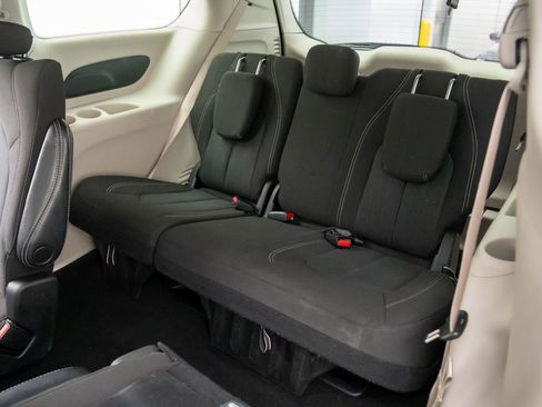 Used 2023 Chrysler Voyager LX image 19