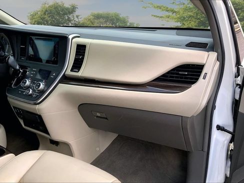 Used 2015 Toyota Sienna XLE Premium FWD image 26