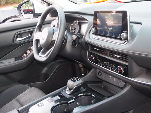 Used 2024 Nissan Rogue SV FWD image 10