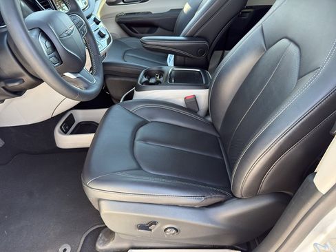 Used 2024 Chrysler Pacifica Touring-L image 11