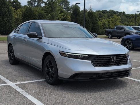 Certified 2025 Honda Accord SE image 3