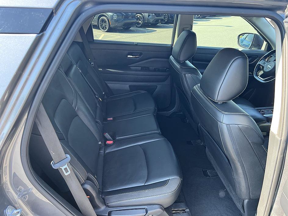 Used 2023 Nissan Pathfinder SL AWD/4WD image 16