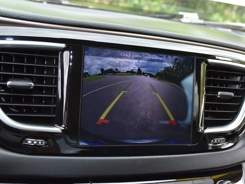 Used 2019 Chrysler Pacifica Touring-L Plus FWD image 21