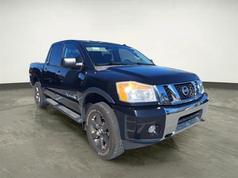 Used 2015 Nissan Titan SV w/ SV Value Truck Package image 5
