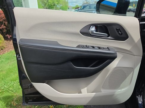 Used 2024 Chrysler Pacifica Touring-L FWD image 18