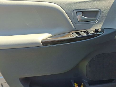 Used 2017 Toyota Sienna FWD image 12