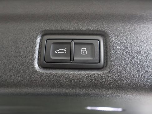 Used 2025 Audi Q6 e-tron Premium Plus image 17