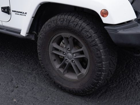 Used 2017 Jeep Wrangler Unlimited Sahara AWD/4WD image 13
