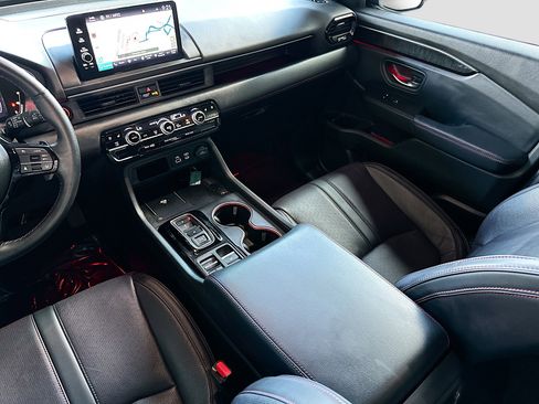 Used 2025 Honda Pilot Black Edition image 25