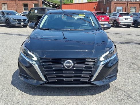 Used 2025 Nissan Altima 2.5 SV FWD image 2